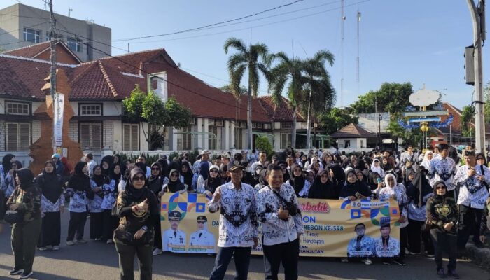 Dua Ribu Anggota PGRI Meriahkan Hari Jadi Cirebon dengan Jalan Sehat Berbatik