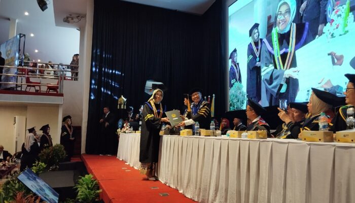 Gelar Wisuda ke-74, UGJ Cirebon Makin Istimewa karena Raih Predikat Unggul