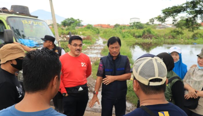 Wali Kota Cirebon Pimpin Kerja Bakti di Pesisir Kesenden, Tegaskan Pentingnya Penegakan Perda Sampah