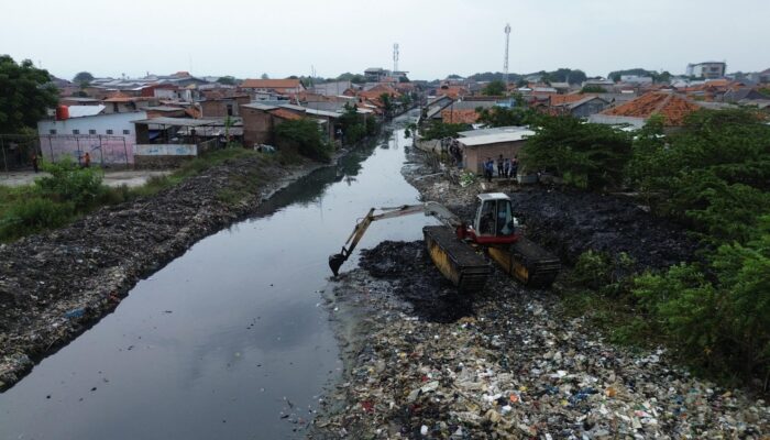 Wali Kota Tinjau Pengerukan Sungai Cipadu, Apresiasi Respons Cepat BBWS