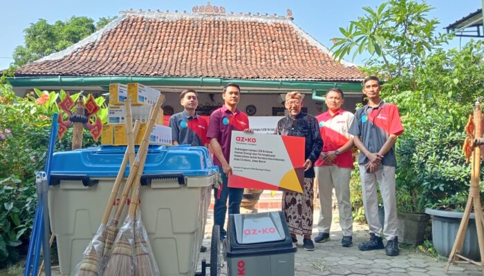 Menunjang Kebersihan Kampung Wisata, AZKO Cirebon Salurkan Bantuan Kereta Sampah