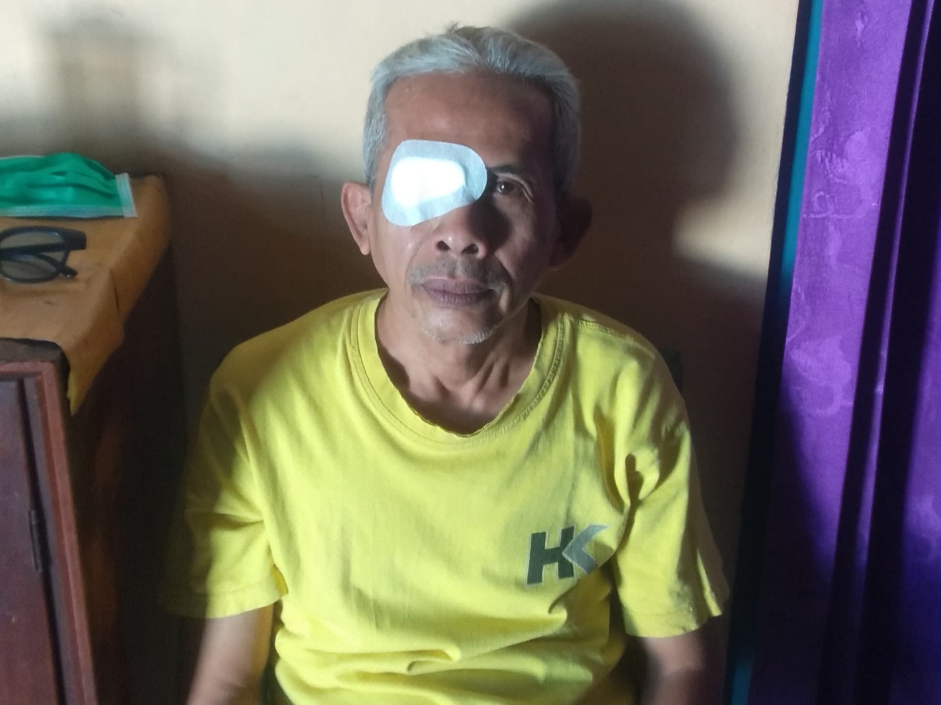 Syahroni (63 tahun) warga Harjamukti Kota Cirebon usai menjalani operasi katarak tanpa biaya, ia memanfaatkan program JKN BPJS Kesehatan.