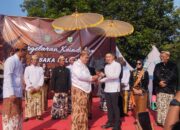 Hadir di Pagelaran Pusaka Kulonan, Pesan Abah Anom : Lestarikan Budaya dan Kesenian Cirebon