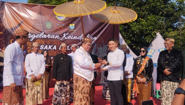 Hadir di Pagelaran Pusaka Kulonan, Pesan Abah Anom : Lestarikan Budaya dan Kesenian Cirebon