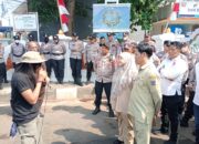 Mahasiswa Unras TPA Kopiluhur di Depan Balai Kota Cirebon, Ditemui DLH
