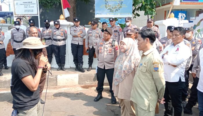 Mahasiswa Unras TPA Kopiluhur di Depan Balai Kota Cirebon, Ditemui DLH