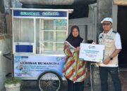 Sambut Hari Pelanggan Nasional, YBM PLN UP3 Indramayu Salurkan Bantuan Gerobak Cahaya