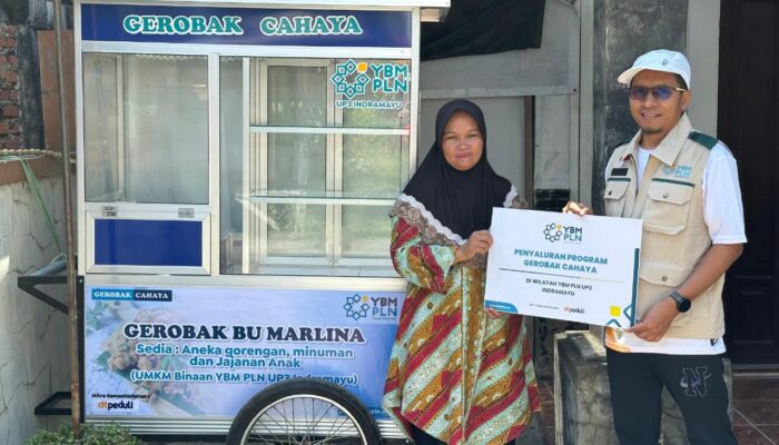 Sambut Hari Pelanggan Nasional, YBM PLN UP3 Indramayu Salurkan Bantuan Gerobak Cahaya