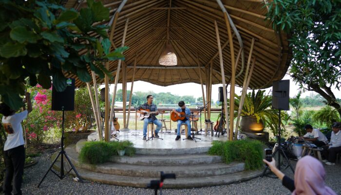 Legacy Music Center Tampilkan Siswa dalam Guitar Showcase Dawai Senja di Jiwan Coffee