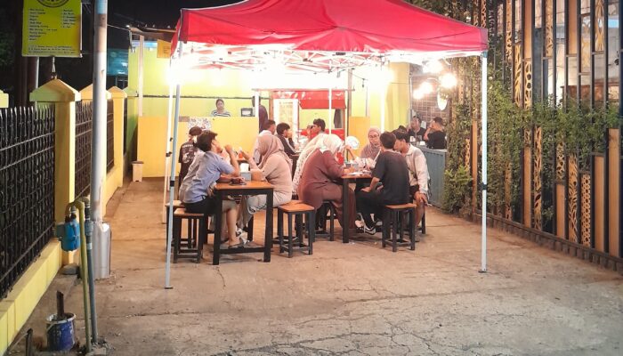 Warung Kopi Rakyat, Tempat Nongkrong Santai dengan Harga Merakyat di Kota Cirebon