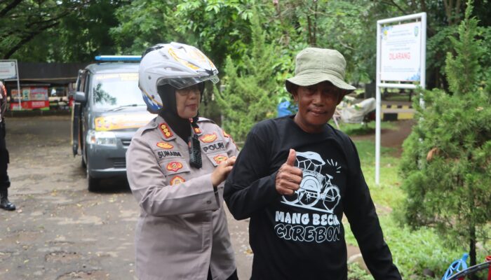 Polresta Cirebon Sapa Abang Becak Lewat Patroli Kamtibmas dan Bagi-Bagi Kaos