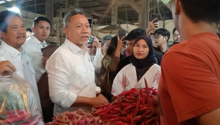 Menko Pangan Tinjau Pasar Jagasatru, Zulhas: Harga Komoditas Turun