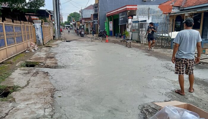 Prihatin Jalan Rusak Tak Kunjung Diperbaiki, Warga Sicalung Tambal Lubang Secara Swadaya