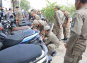 Petugas Tertibkan 34 Motor yang Parkir di Trotoar Jalan Cipto