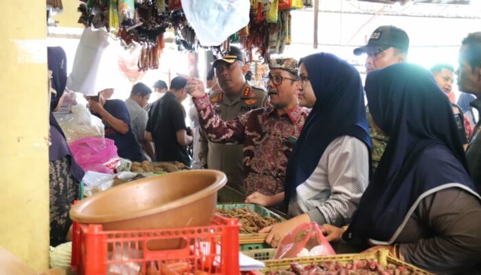 Pantau Pasar Gebang dan Losari, Bupati Imron Sebut Lonjakan Harga Masih Terkendali