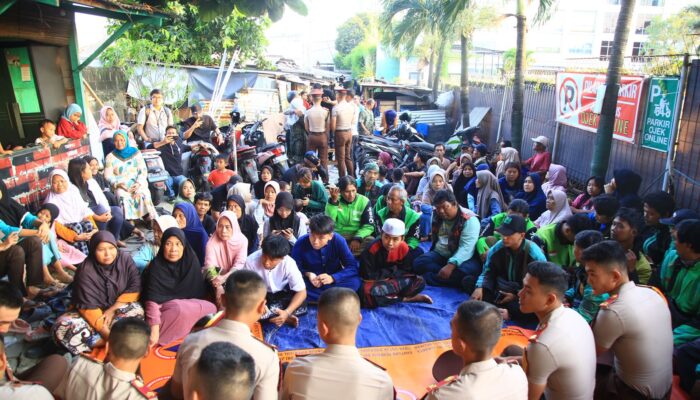 Taruna Akpol Turun ke Jalan, Sosialisasikan Mudik Aman dan Layanan 110 untuk Pengemudi Ojol
