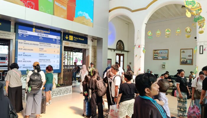 Stasiun Cirebon Dipadati Pemudik, Penumpang KA Tembus 13 Ribu, Puncak Arus Balik Diprediksi Besok