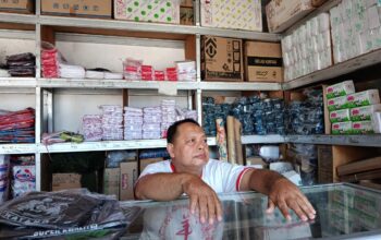 Harga Melonjak Tinggi, Pedagang Plastik Cirebon Bertahan di Tengah Keluhan Pembeli