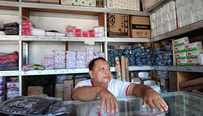 Harga Melonjak Tinggi, Pedagang Plastik Cirebon Bertahan di Tengah Keluhan Pembeli