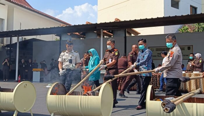 Komitmen Berantas Narkoba, Kejari Kota Cirebon Musnahkan Barang Bukti 74 Kasus
