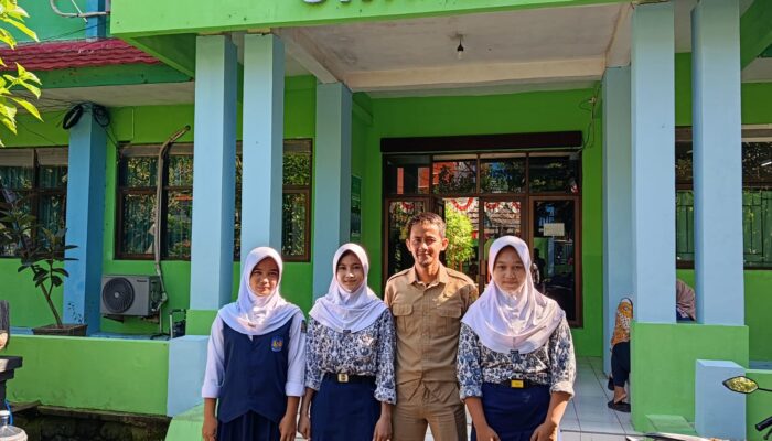 Tiga Siswi SMPN 4 Kota Cirebon Raih Medali Gulat POPDA Jabar