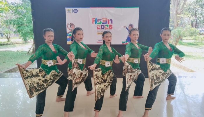 Siswi SMP Negeri 5 Kota Cirebon Raih Juara Tari Kreasi FLS3N