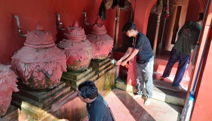 Peduli Lingkungan, Pemuda di Cirebon Bersihkan Kawasan Wisata Religi Masjid Kedung Menjangan