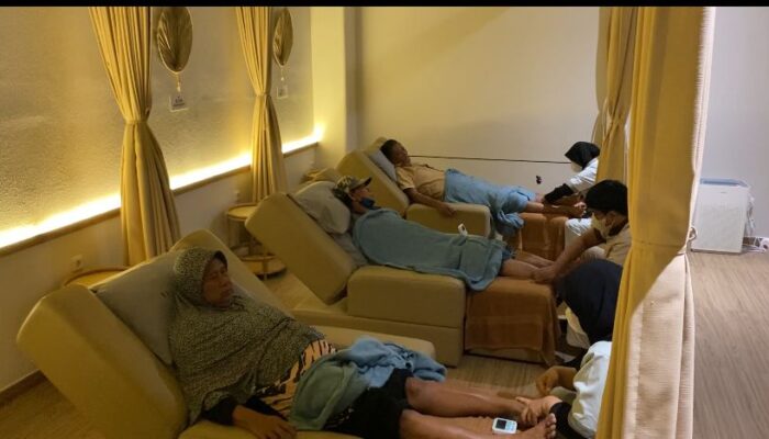 Peringati HLUN, Relaxology Cirebon Manjakan Puluhan Lansia