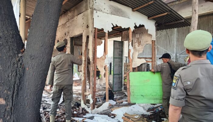 Satpol-PP Kota Cirebon Tertibkan 15 Lapak di Jalan Yos Sudarso
