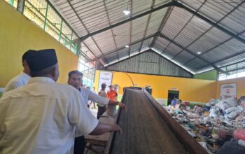Sampah Jadi Nilai Ekonomi, TPS 3R Ciawigajah Dapat Apresiasi Wabup Cirebon