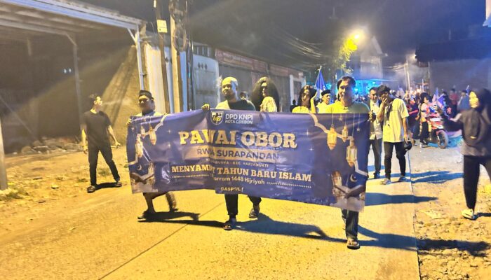 Semarak 1 Muharram, KNPI dan Warga Argasunya Gelar Pawai Obor
