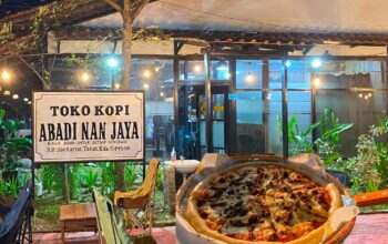 Ngopi Sambil Makan Pizza? Toko Kopi Abadi nan Jaya Punya Konsep yang Bikin Betah