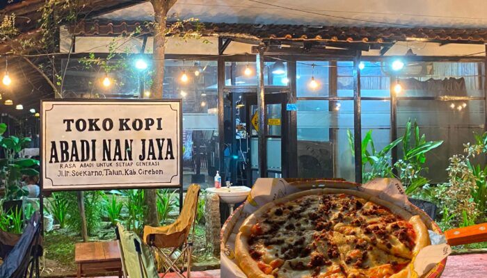 Ngopi Sambil Makan Pizza? Toko Kopi Abadi nan Jaya Punya Konsep yang Bikin Betah