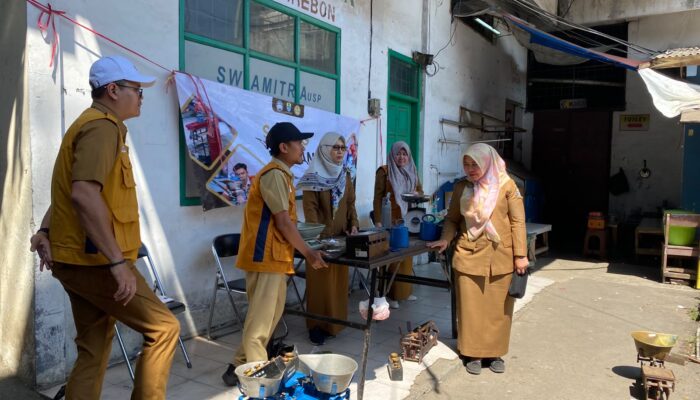 Ini Alasan DKUKMPP Kota Cirebon Rutin Periksa Timbangan Pedagang di Pasar