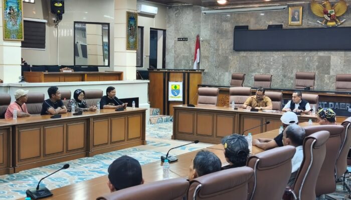 Datangi DPRD, PKL Jalan Kesambi Minta Difasilitasi Audiensi dengan Wali Kota Cirebon Usai Lapaknya Disegel