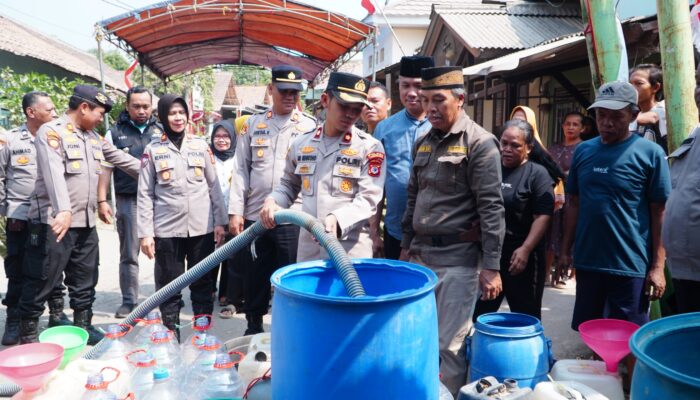 Polres Cirebon Kota Salurkan Air Bersih untuk Warga Terdampak Kemarau di Argasunya