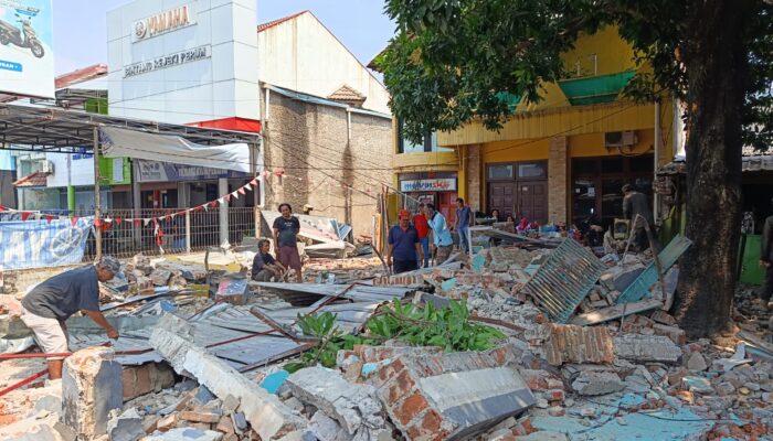 Tiga Bangunan Liar di Jalan Ciremai Raya Dibongkar, Pemkot Cirebon Kembalikan Fungsi RTH