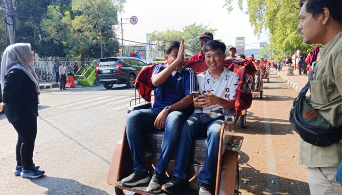 200 Pengemudi Becak Kota Cirebon Dapat Becak Listrik