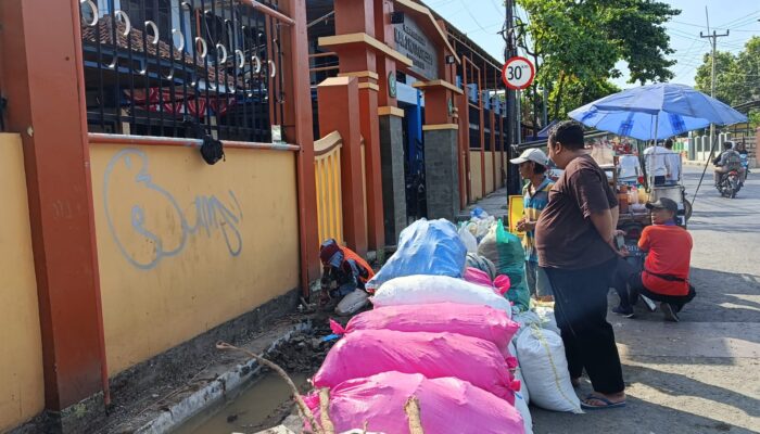 Pemerintah Kota Cirebon Lakukan Normalisasi dan Perbaikan Drainase di Sejumlah Ruas Jalan