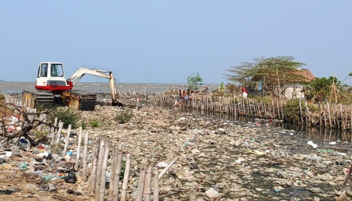 Sungai Cipadu Kembali Dikeruk, Pak Edo : Endapan Sampahnya Luar Biasa 